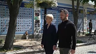 Zelenszkij Nataša Pirc Musar szlovén elnökkel az elesett ukrán katonák emlékére rendezett ünnepségen Kijevben, 2024. június 28-án.
