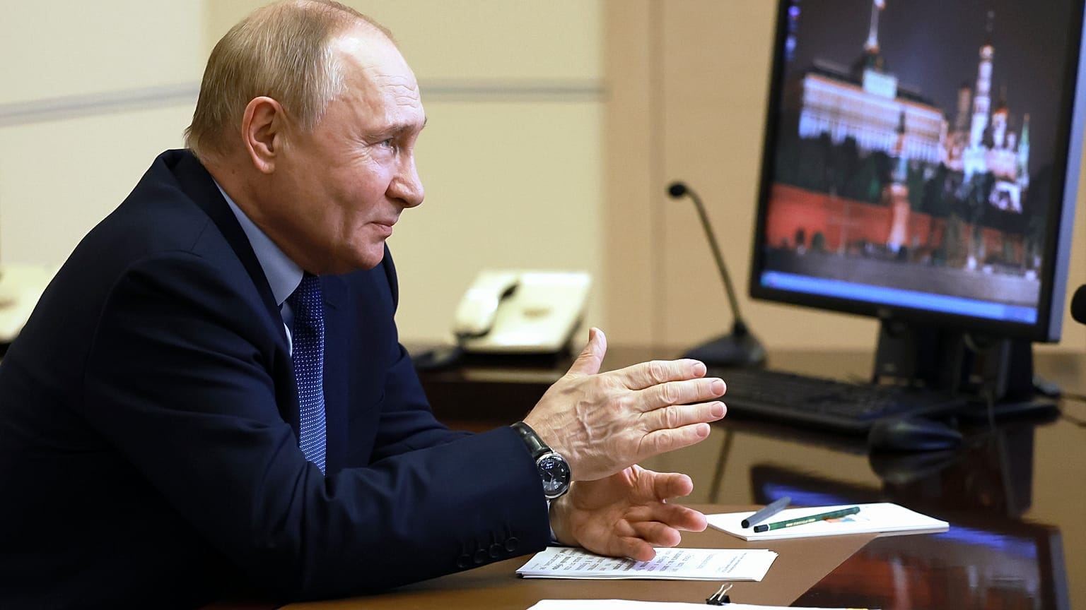Vladimir Putin habla durante una reunión con los graduados de la Academia Presidencial Rusa de Economía Nacional y Administración Pública a través de videoconferencia, 28 de junio de 2024.