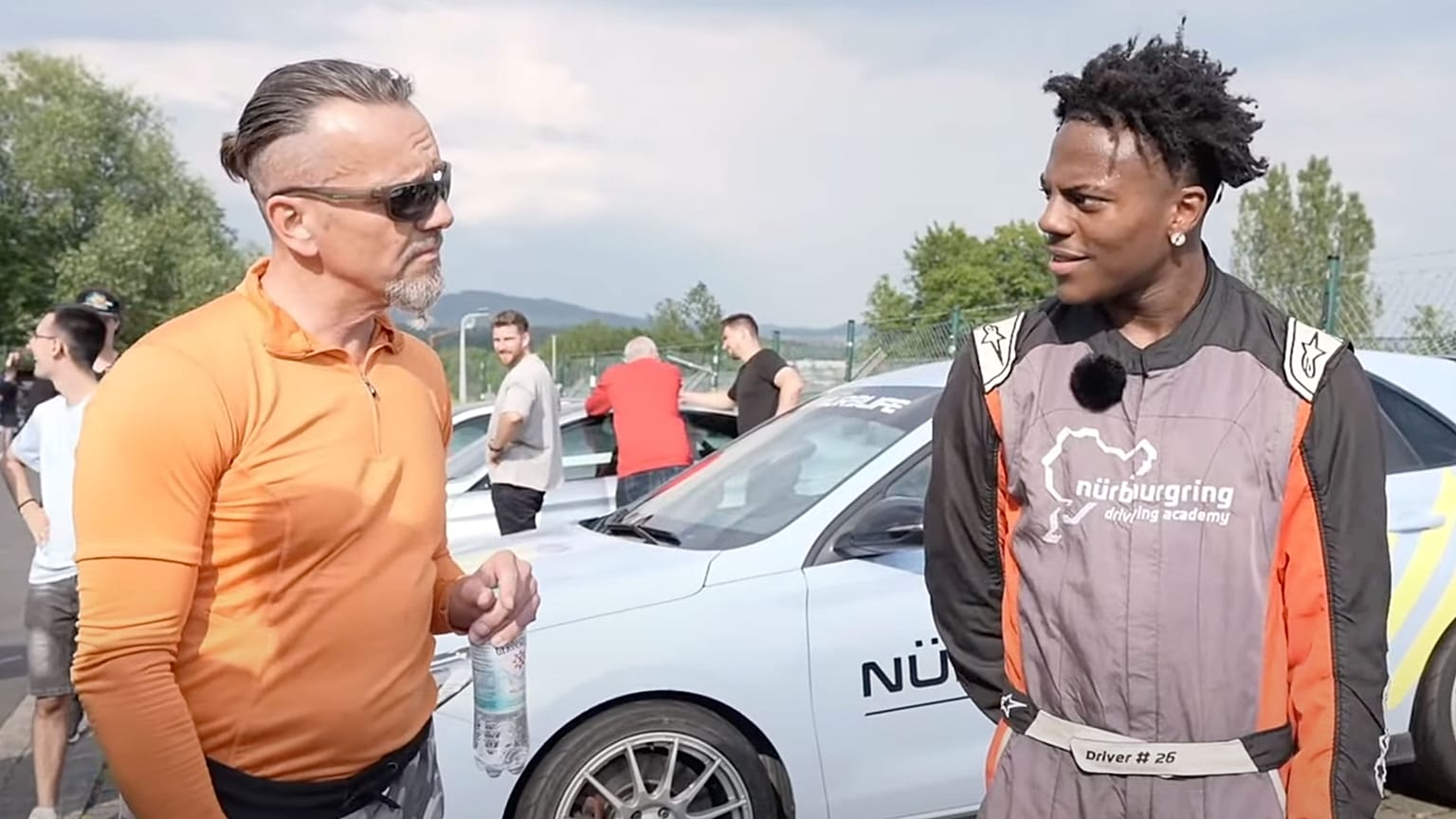 IShowSpeed (sağda) Alman satıcıyla müzakere halinde, 27 Haziran 2023, Nürburg - Almanya (Ekran görüntüsü IShowSpeed'in YouTube kanalından alınmıştır)