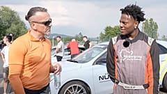 IShowSpeed (sağda) Alman satıcıyla müzakere halinde, 27 Haziran 2023, Nürburg - Almanya (Ekran görüntüsü IShowSpeed'in YouTube kanalından alınmıştır)