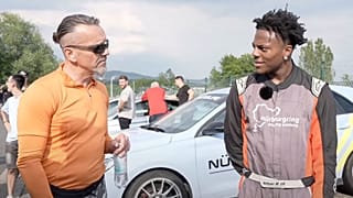 IShowSpeed (sağda) Alman satıcıyla müzakere halinde, 27 Haziran 2023, Nürburg - Almanya (Ekran görüntüsü IShowSpeed'in YouTube kanalından alınmıştır)