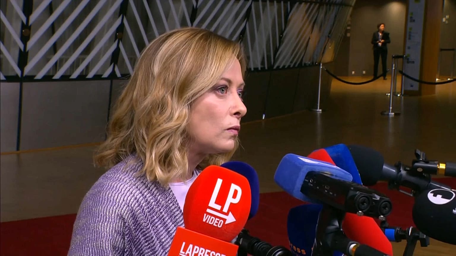 Giorgia Meloni s'adressant aux journalistes à Bruxelles, le 28 juin 2024