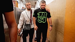 Khabib Nurmagomedov, kendisi gibi dövüşçü kuzeni Umar Nurmagomedov'la birlikte