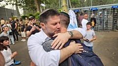 İsrail Maliye Bakanı Bezalel Smotrich, asker alma bürosu önünde oğlu Yedidia'ya sarılırken çekilmiş bir fotoğrafı