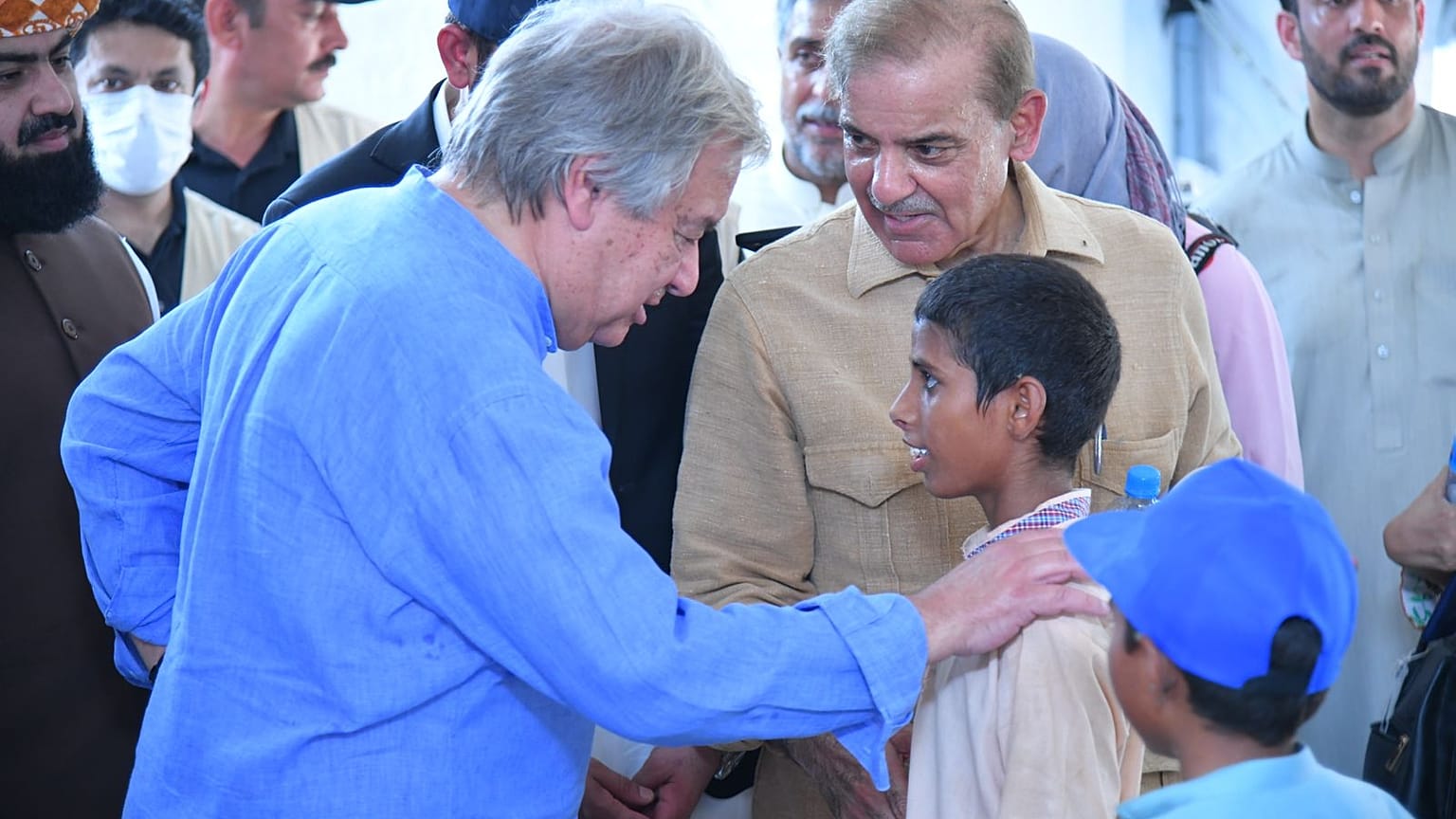 Pakistan Başbakanı Şahbaz Şerif, BM Genel Sekreteri Antonio Guterres ile birlikte sel mağdurlarına yaptığı ziyaret sırasında çekilmiş bir fotoğraf, 11 Eylül 2022 