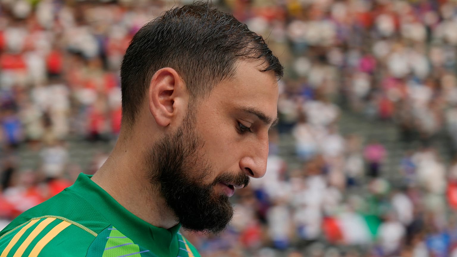 Gianluigi Donnarumma, capitão e guarda-redes da Itália, após a derrota da sua equipa por 2-0 contra a Suíça nos oitavos de final do Euro 2024 em Berlim, 29/06/2024