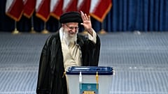 Revolutionsführer Ajatollah Ali Chamenei bei der Stimmabgabe
