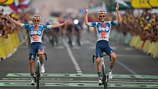 Le Français Romain Bardet, à droite, franchit la ligne d'arrivée avec son coéquipier Frank van den Broek, aux Pays-Bas, à gauche, pour la première étape du Tour.