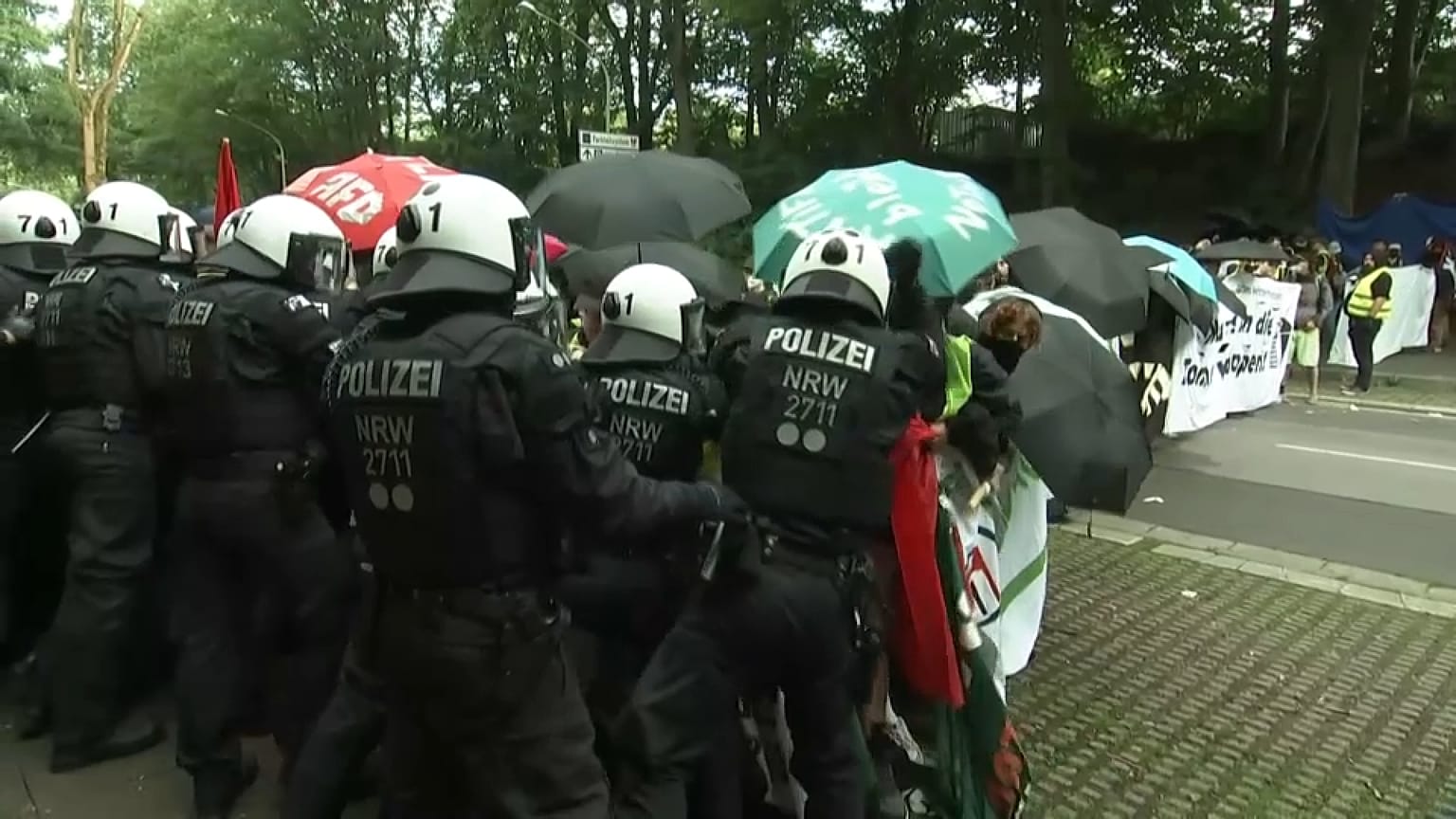 Polizei löst Sitzblockade vor der Gruga-Halle auf