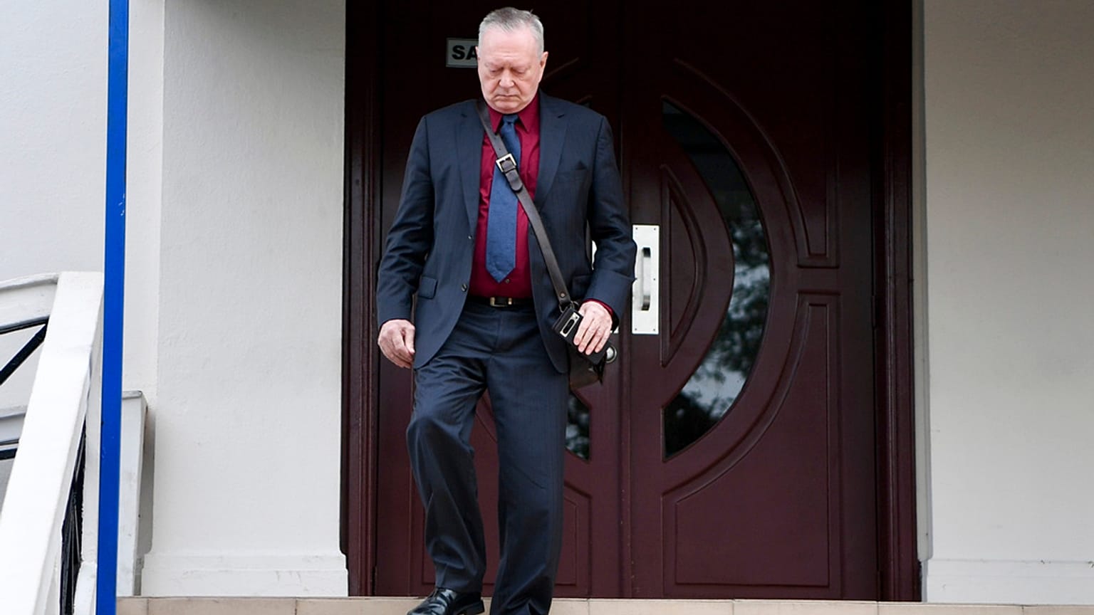 Jürgen Mossack, sócio da sociedade de advogados Mossack-Fonseca, abandona o Supremo Tribunal durante o julgamento do processo de branqueamento de capitais