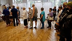 As pessoas fazem fila para votar em Estrasburgo, no leste de França, no domingo, 30 de junho de 2024. (AP Photo/Jean-Francois Badias)