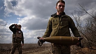 Архив: украинские солдаты несут снаряды для обстрела российских позиций на линии фронта недалеко от Бахмут, в Донецкой области, март 2024 г.