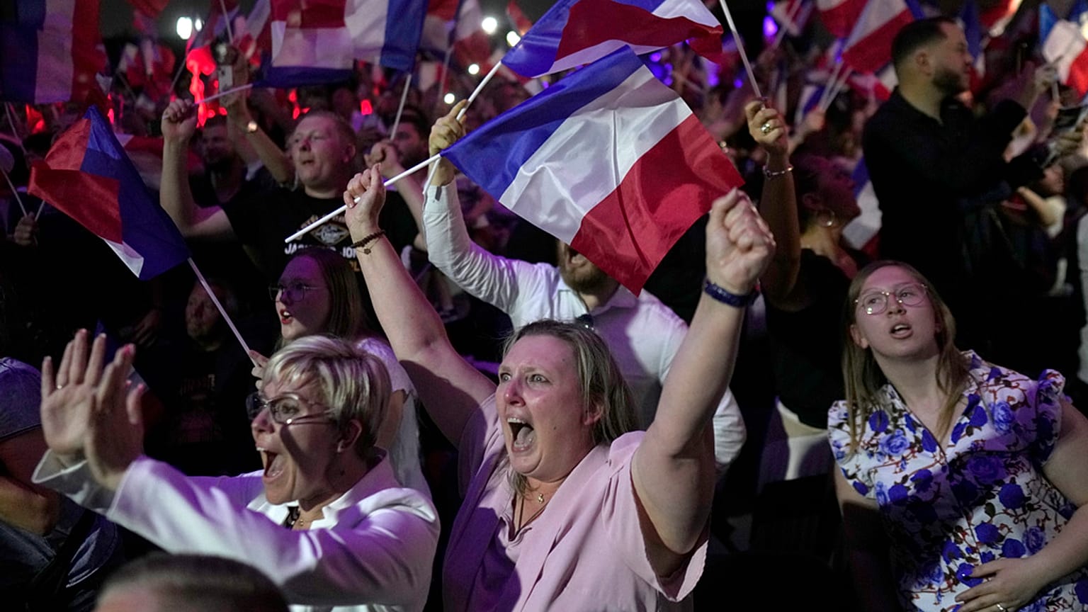 Reações dos apoiantes de Marine Le Pen  após a divulgação das projecções dos votos em círculos eleitorais seleccionados. 30 junho 2024