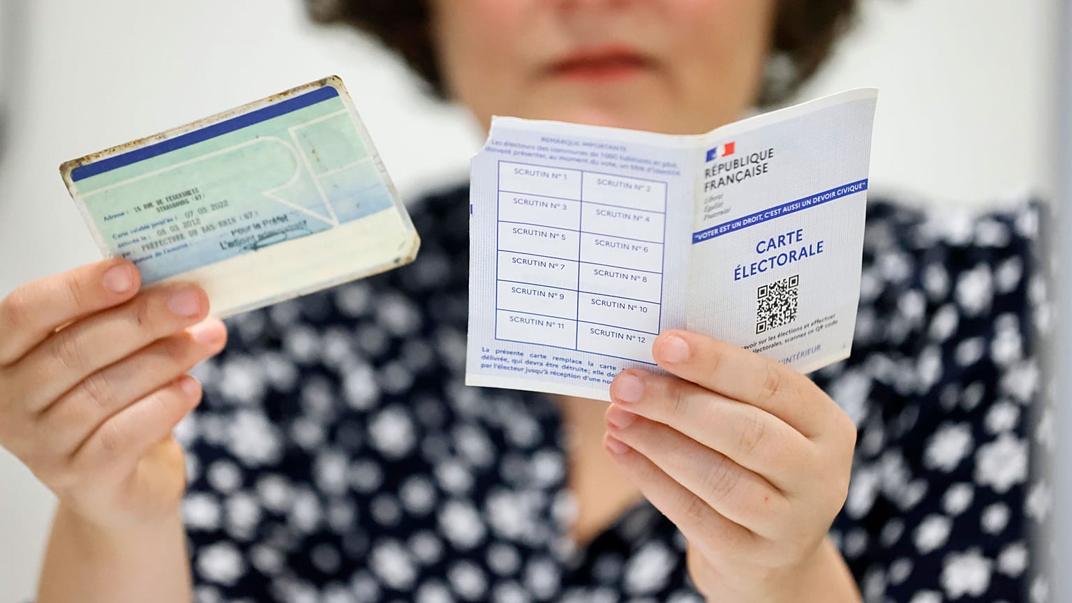 Bir kadın 21 Haziran 2024 Cuma günü Paris'te yaklaşan parlamento seçimleri için kampanya panolarının önünden geçiyor. (AP Fotoğrafı/Christophe Ena)