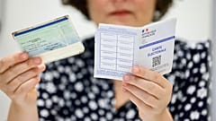 Bir kadın 21 Haziran 2024 Cuma günü Paris'te yaklaşan parlamento seçimleri için kampanya panolarının önünden geçiyor. (AP Fotoğrafı/Christophe Ena)