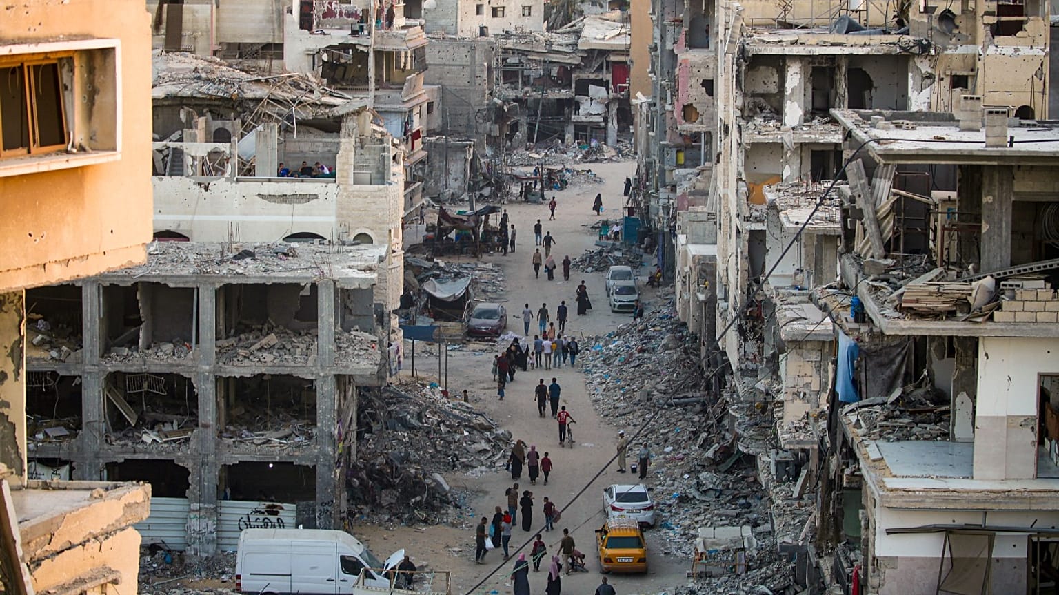 فلسطينيون يتجولون في خان يونس جنوب قطاع غزة، السبت 29 يونيو 2024