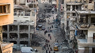 فلسطينيون يتجولون في خان يونس جنوب قطاع غزة، السبت 29 يونيو 2024