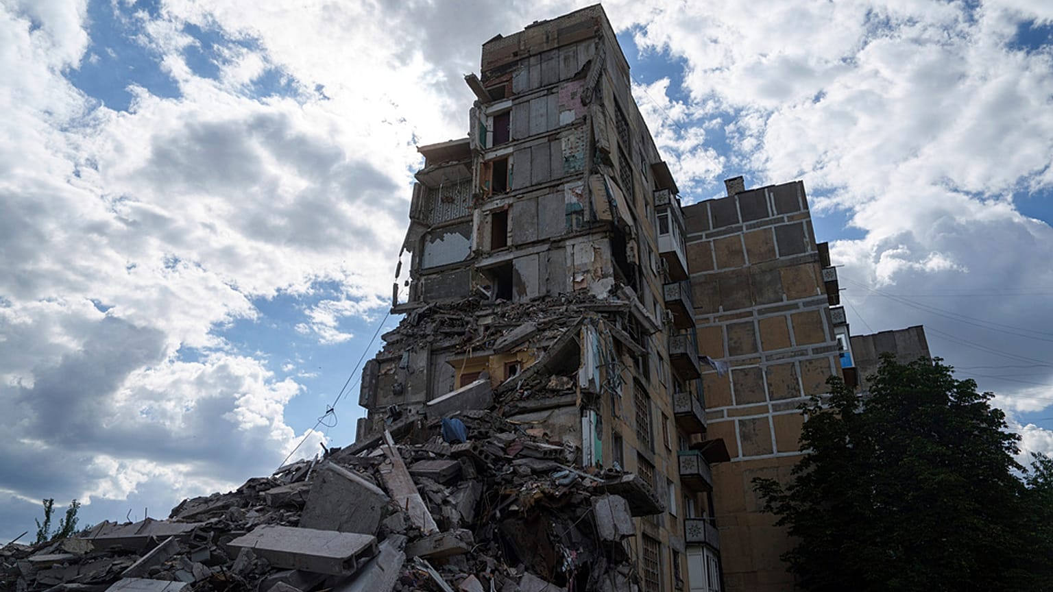 Ataques fizeram danos avultados em edifícios residenciais e infraestruturas críticas