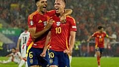 L'Espagnol Dani Olmo, à droite, célèbre le 4e but de son équipe contre la Géorgie lors d'un huitième de finale de l'Euro 2024 à Cologne.
