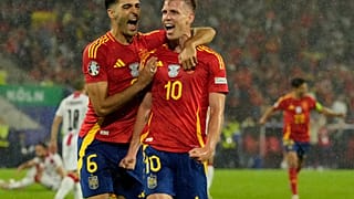 L'Espagnol Dani Olmo, à droite, célèbre le 4e but de son équipe contre la Géorgie lors d'un huitième de finale de l'Euro 2024 à Cologne.