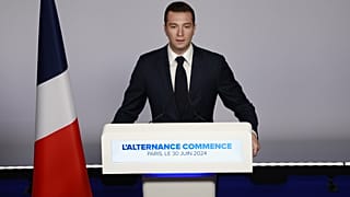 Il presidente del partito di estrema destra National Rally, Jordan Bardella, pronuncia il suo discorso dopo il primo turno delle elezioni legislative, il 30 giugno 2024 a Parigi.