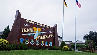 Ramstein Üssü'nün girişinde Almanya ve ABD bayrakları yan yana dalgalanıyor (Arşiv)
