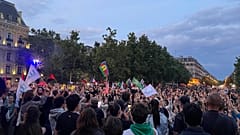 Des manifestants se rassemblent après les résultats du premier tour des élections législatives en France.