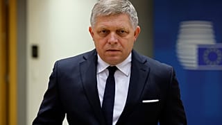 O primeiro-ministro da Eslováquia, Robert Fico, chega para uma mesa redonda na cimeira da UE em Bruxelas, a 1 de fevereiro de 2024