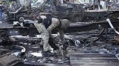 Un officier de police recueille des preuves après une attaque russe contre un dépôt de Nova Poshta à Kharkiv, le 30 juin 2024.