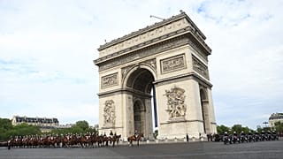 Республиканская гвардия у Триумфальной арки в День взятия Бастилии в Париже