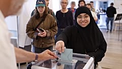 Una mujer vota en Estrasburgo, al este de Francia, el domingo 30 de junio de 2024. 