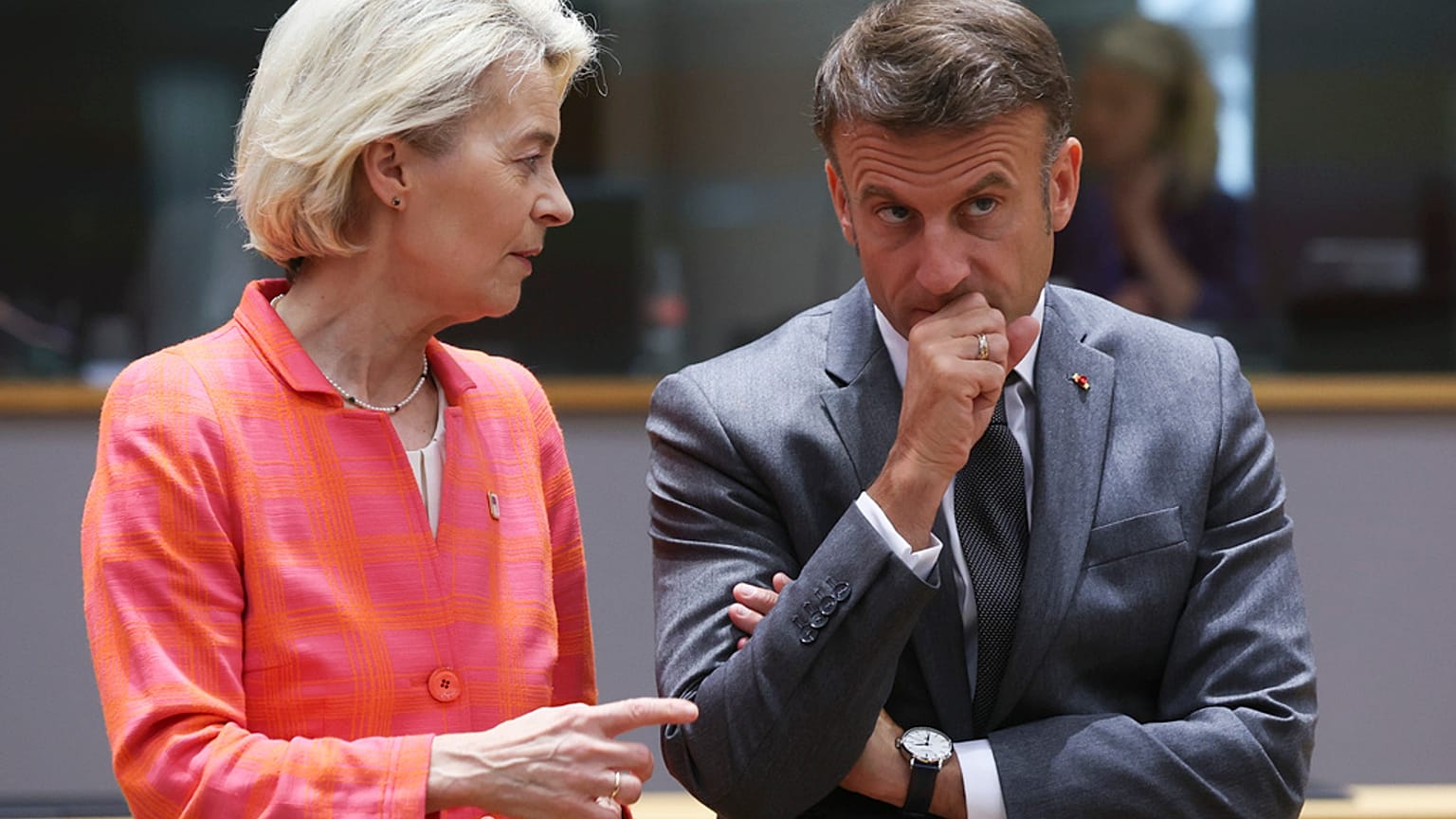 Fransa Cumhurbaşkanı Emmanuel Macron, sağda, Brüksel'deki AB zirvesinde yuvarlak masa toplantısı sırasında Avrupa Komisyonu Başkanı Ursula von der Leyen ile konuşuyor, Perşembe, Haziran