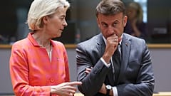 Der französische Präsident Emmanuel Macron spricht mit EU-Kommissionspräsidentin während eines EU-Gipfels in Brüssel.