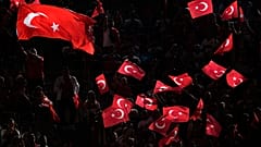 Οπαδοί της Τουρκίας ζητωκραυγάζουν και ανεμίζουν σημαίες πριν από τον αγώνα του ομίλου F μεταξύ της Τουρκίας και της Πορτογαλίας στο τουρνουά ποδοσφαίρου Euro 2024 στο Ντόρτμουντ της Γερμανίας, Σάββατο 22 Ιουνίου 2024. (AP Photo