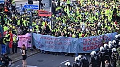 Tout au long du week-end, des milliers de personnes se sont rassemblées devant la salle communale où s'est tenu le congrès pour bloquer son accès aux délégués de l'AfD. 