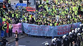 Tout au long du week-end, des milliers de personnes se sont rassemblées devant la salle communale où s'est tenu le congrès pour bloquer son accès aux délégués de l'AfD.