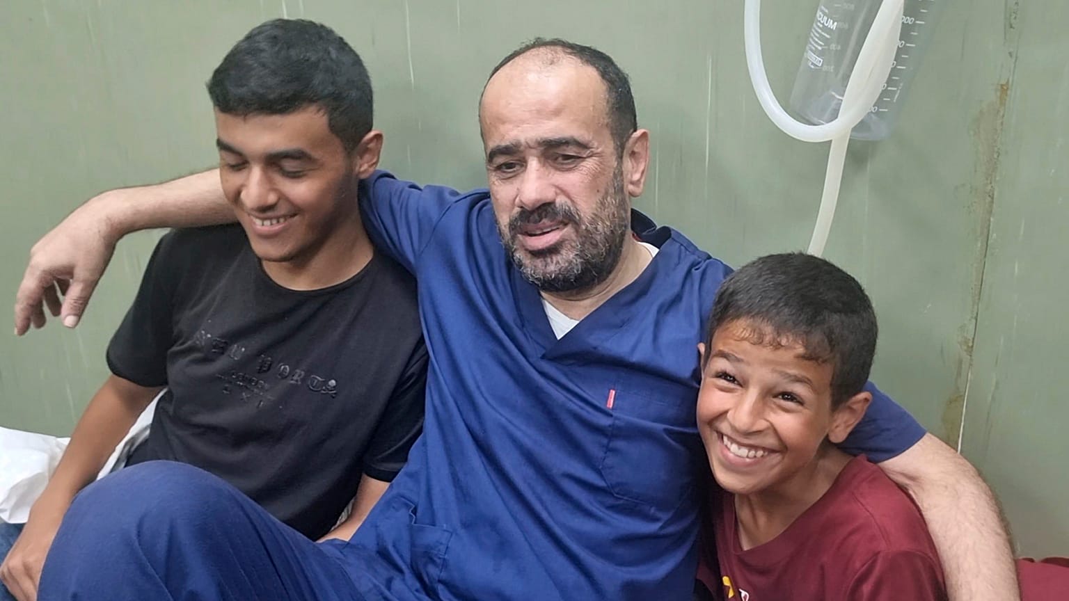مدير مجمع الشفاء الطبي بمدينة غزة الدكتور محمد أبو سلمية بعد إطلاق الجيش الإسرائيلي سراحه اليوم الإثنين الأول من تموز 2024