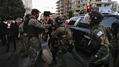 Izraeli ultraortodoxok dulakodnak katonákkal egy besorozás-ellenes tüntetésen
