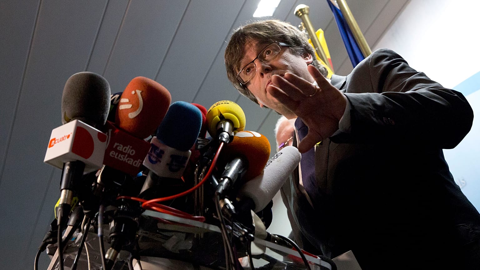 FILE: Puigdemont 2017 decemberében Brüsszelben a médiához fordul.