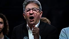 Aşırı sol lider Jean-Luc Melenchon, Republique meydanında aşırı sağcı Ulusal Miting'e karşı düzenlenen bir protesto sırasında konuşuyor