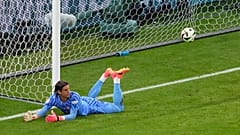 El guardameta suizo Yann Sommer no salva el gol del alemán Robert Andrich que posteriormente fue anulado por decisión del VAR, en Fráncfort, 23 de junio de 2024.