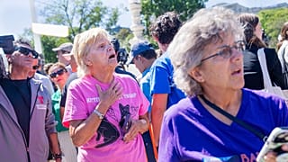 Washington'dan Celeste McCall, solda, 1 Temmuz 2024 Pazartesi günü Washington'daki Yüksek Mahkeme önünde şaşkınlık içinde tepki veriyor. 