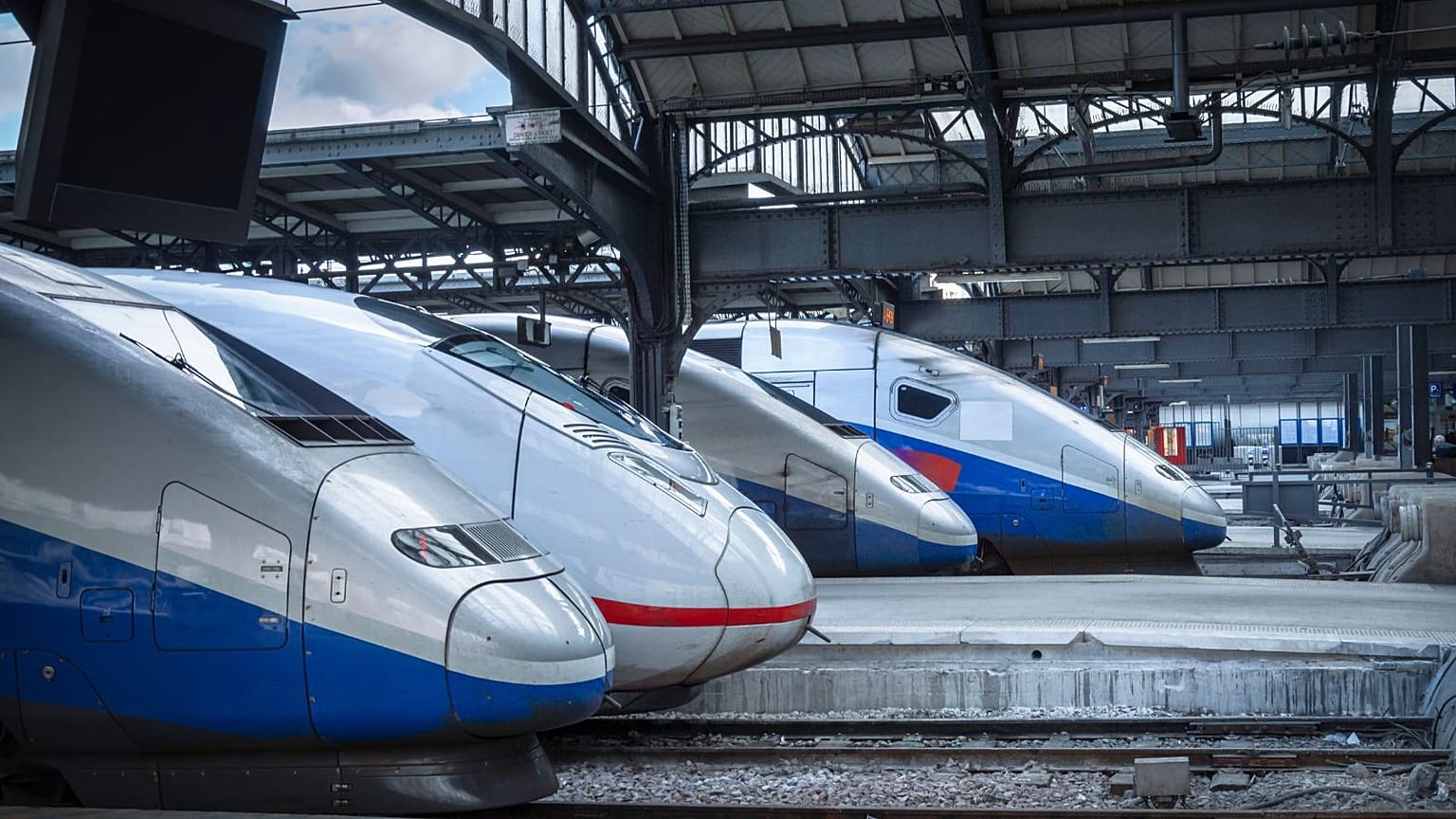 Un nuevo análisis revela que el número de vuelos directos en Europa supera ampliamente al de trenes.