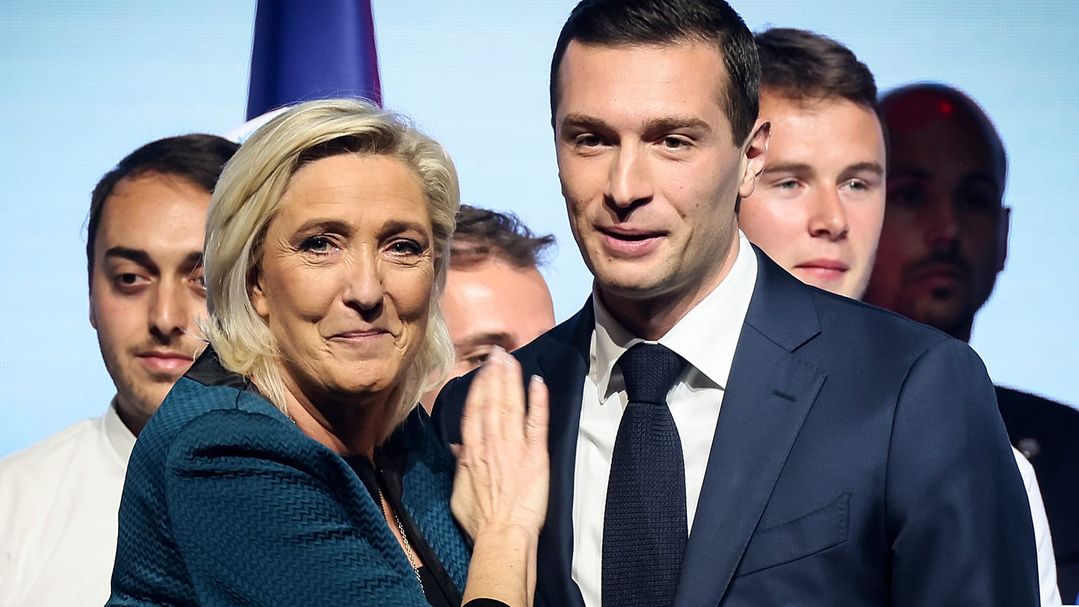 Marine Le Pen, de la Agrupación Nacional, a la izquierda, y Jordan Bardella, a la derecha. Su partido es uno de los cinco que utilizan IA en las elecciones anticipadas de Francia. 
