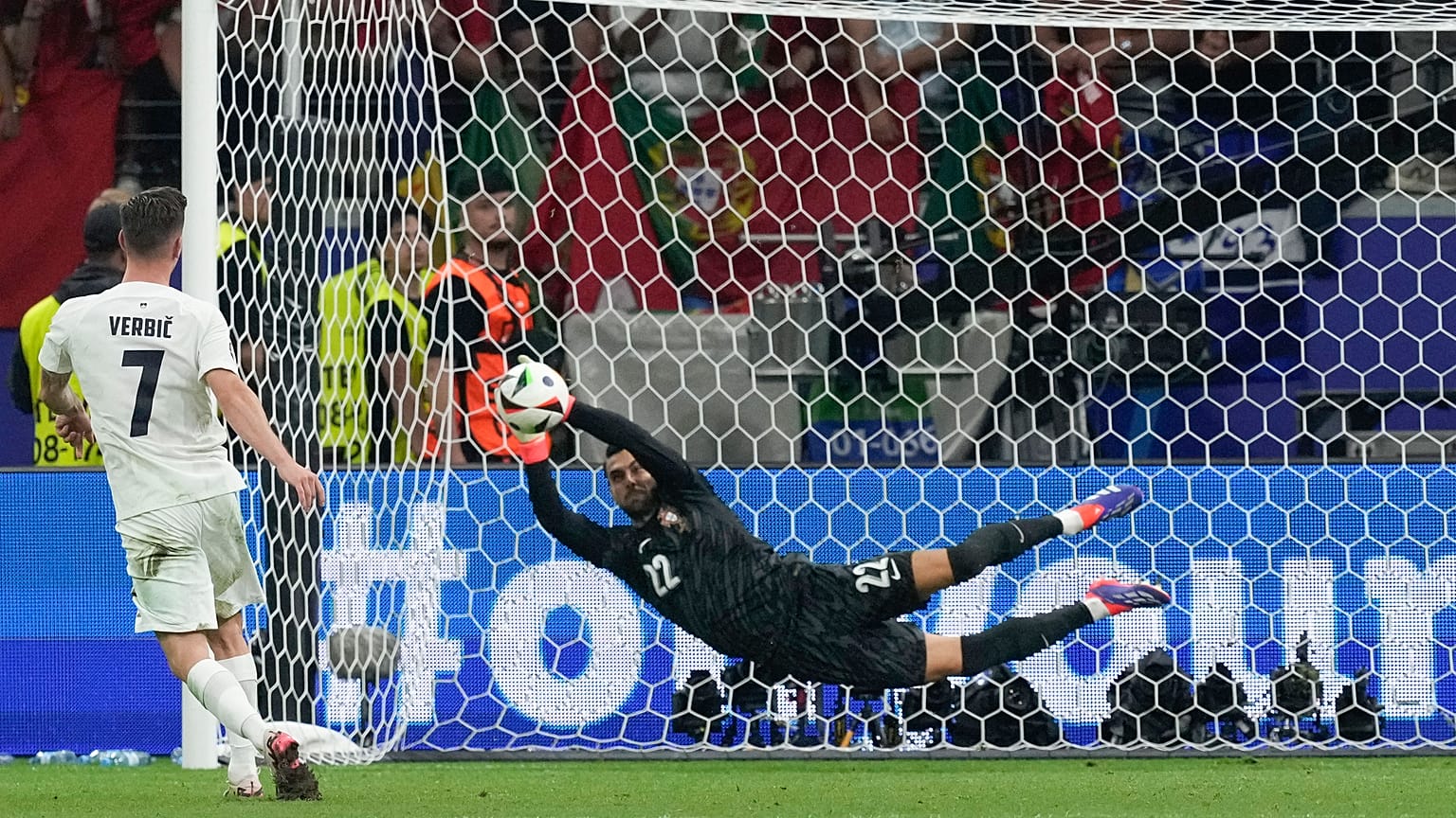 Diogo Costa, penaltı kurtarışlarıyla maça damga vurdu.