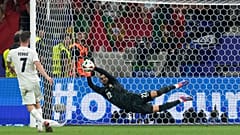 Diogo Costa, penaltı kurtarışlarıyla maça damga vurdu.