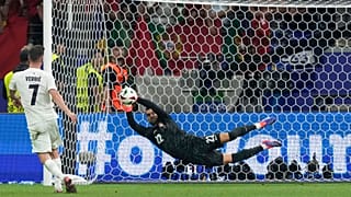 Diogo Costa, penaltı kurtarışlarıyla maça damga vurdu.