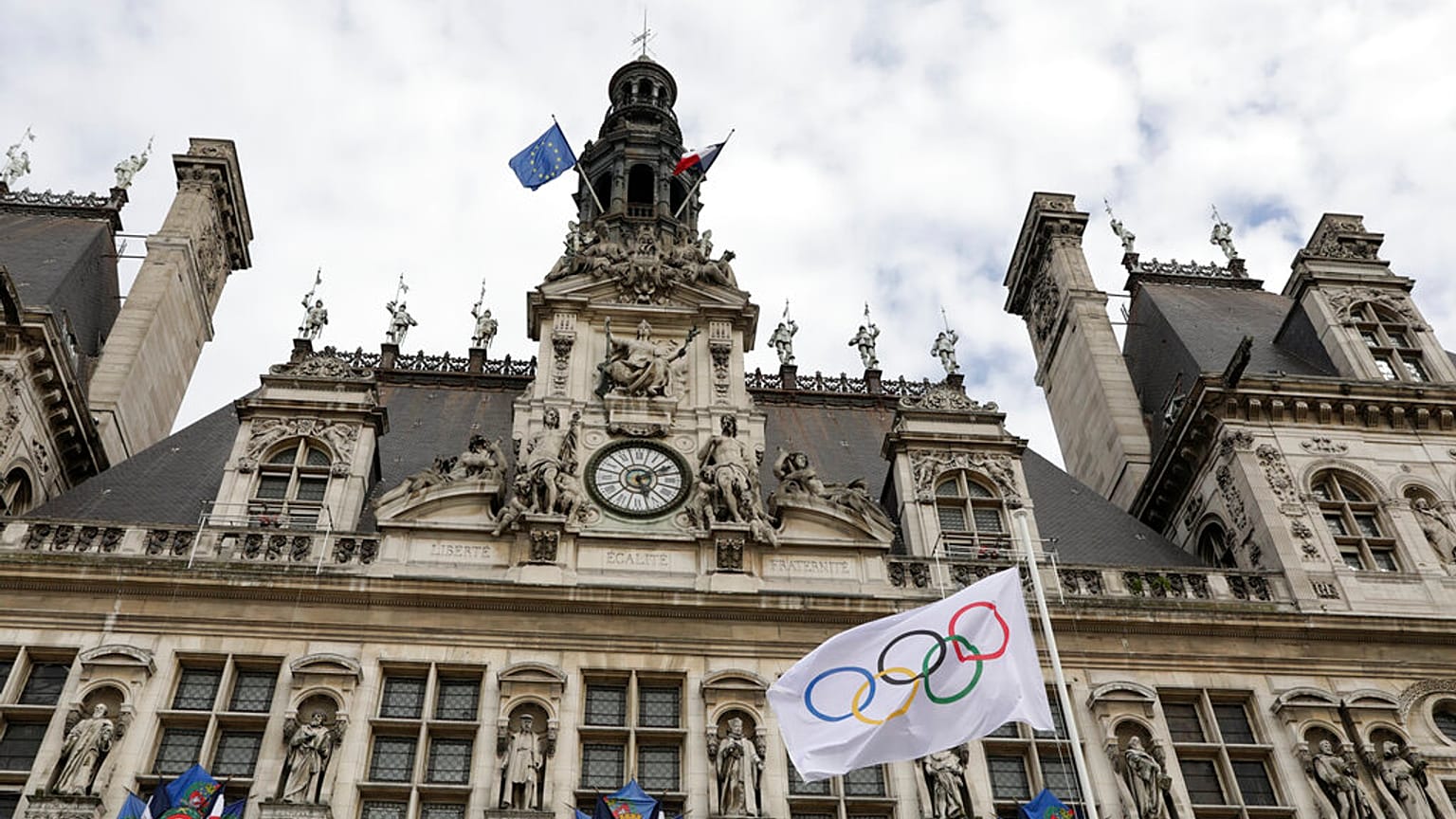 A bandeira olímpica hasteada no exterior da Câmara Municipal de Paris, segunda-feira, 9 de agosto de 2021