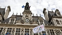 A bandeira olímpica hasteada no exterior da Câmara Municipal de Paris, segunda-feira, 9 de agosto de 2021
