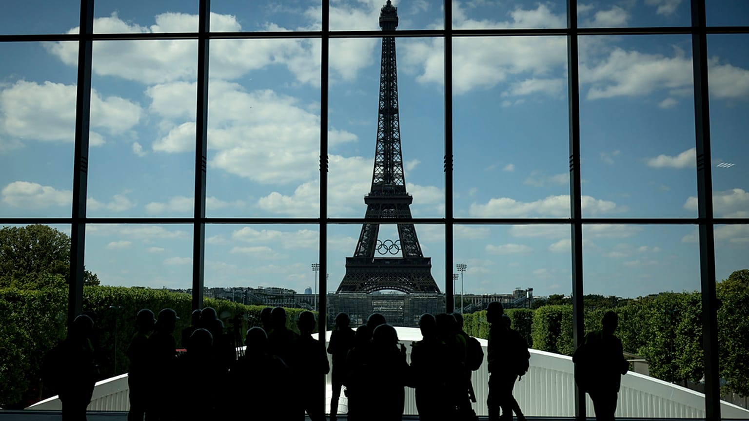 Les anneaux olympiques sur la Tour Eiffel. 